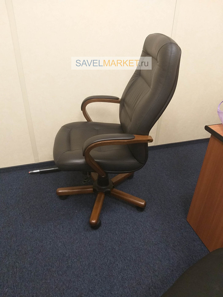 Мастер Савелмаркет отремонтировал компьютерное кожаное кресло в офисе