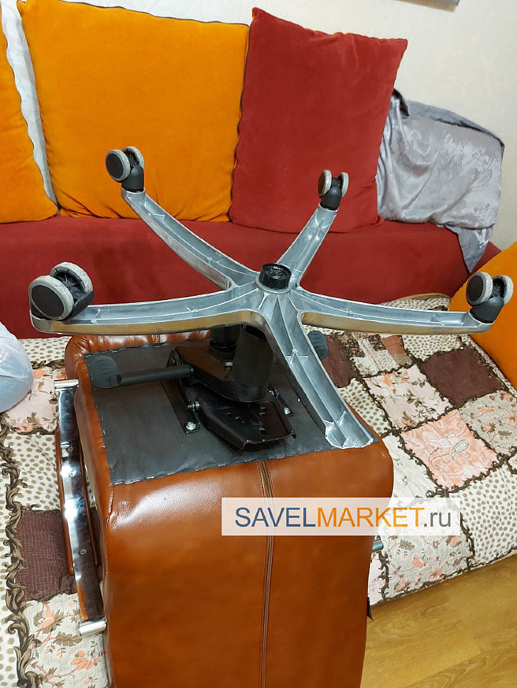 На компьютерном кресле отломился один из лучей крестовины вместе с колесом - выезд мастера SavelMarket в Москве на дом или офис, оплата картой, по счету