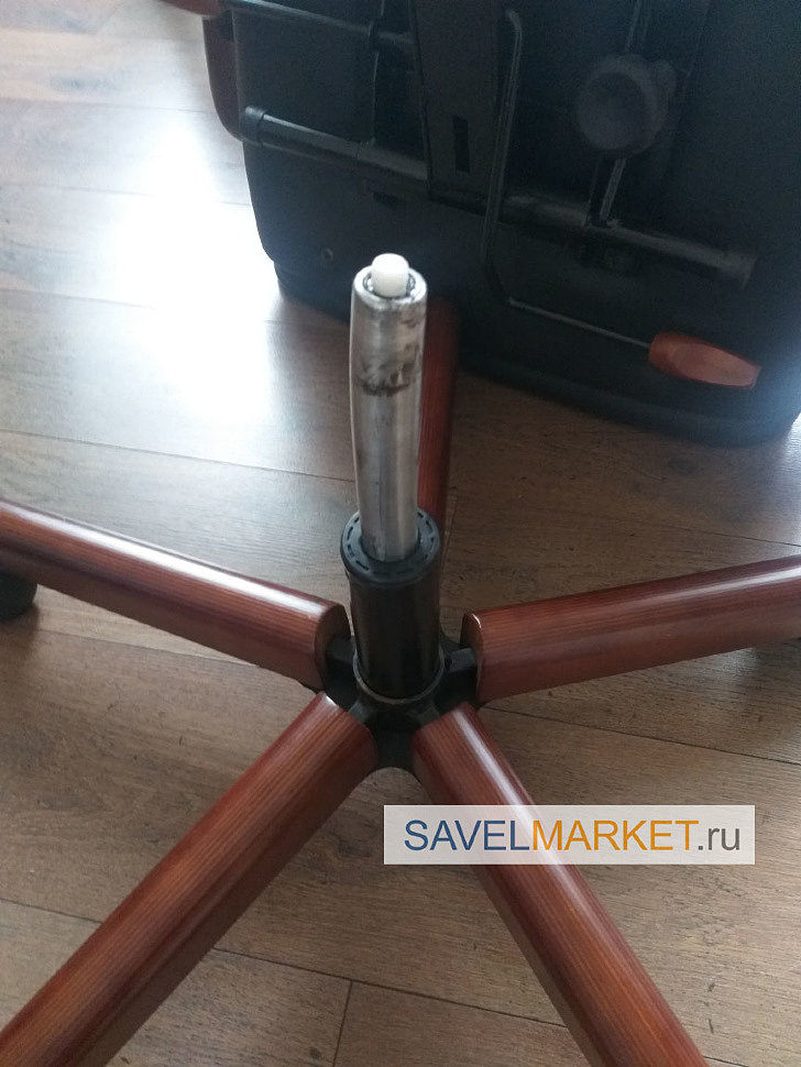 Оператор SavelMarket принял заявку на ремонт кожаного кресло в РЖД. На кресле сломался газлифт - погнулся поршень SavelMarket