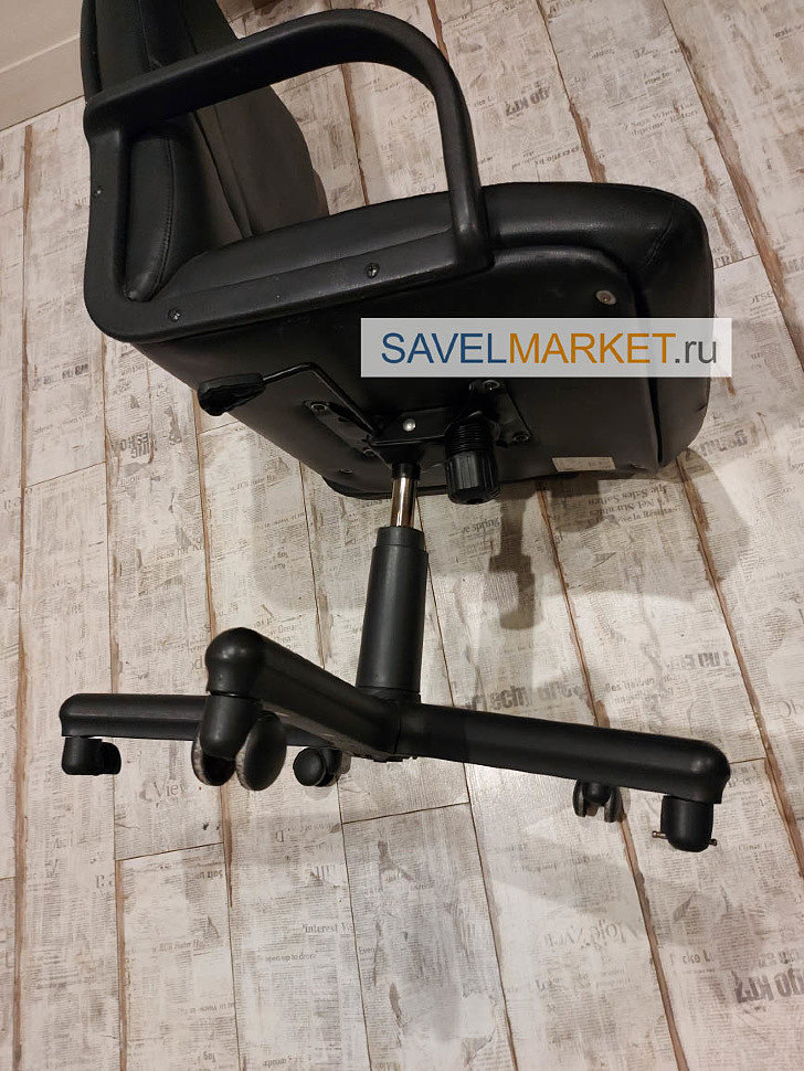 Ремонт кресла - заявка на ремонт кожаного компьютерного кресла черного цвета в Москве, у кресла сломалась профильная крестовина в пластиковом чехле - отломился один из лучей.