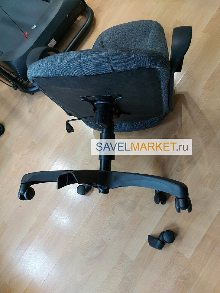 SavelMarket ru - Поступила заявка на ремонт компьютерного кресла производителя Бюрократ,  На кресле откололся один из лучей крестовины вместе с колесом.